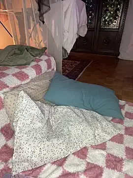 Offline giuli_zerozero on StripChat