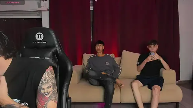 Offline Handsomeboyss19 on StripChat