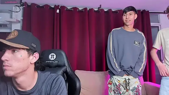 Offline Handsomeboyss19 on StripChat