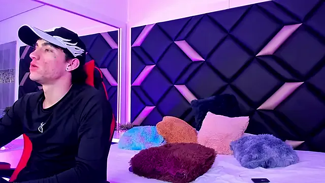 Offline Handsomeboyss19 on StripChat