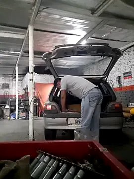 hecwil8 — Show de masturbacion en el taller mecni