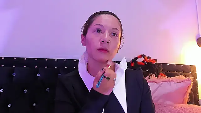 Freechat hey_noraly on StripChat