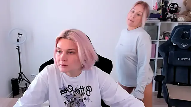 Offline hotblonds on StripChat