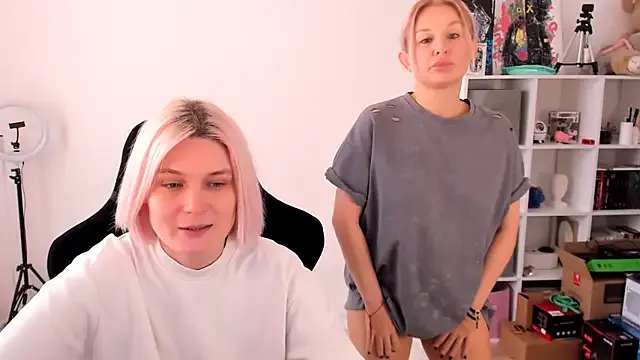 Offline hotblonds on StripChat