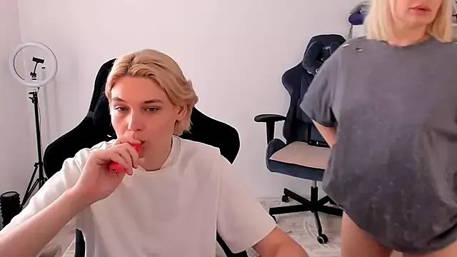 Offline hotblonds on StripChat