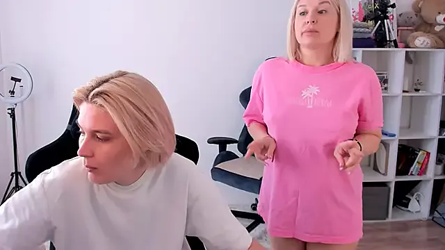 Offline hotblonds on StripChat