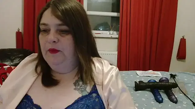 HousewifeMilf_Courtney on StripChat