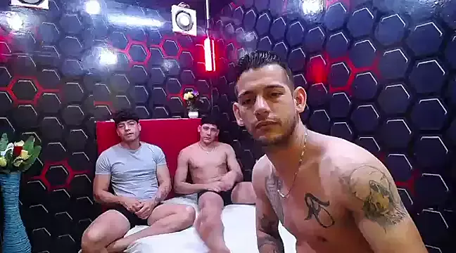 hugecocks_hot on StripChat