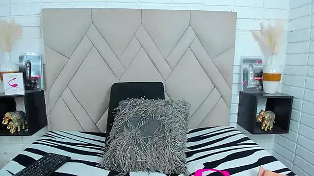 Isis_Osman from StripChat