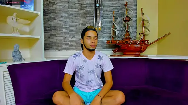 Freechat Juicy_Creww on StripChat