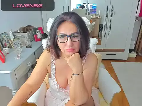 Offline karenncougar on StripChat