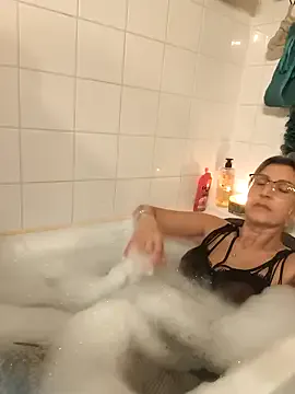 Offline laura1076 on StripChat