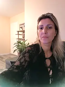 Offline laura1076 on StripChat