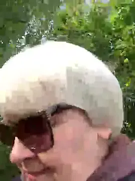 Offline Laura_Millf on StripChat