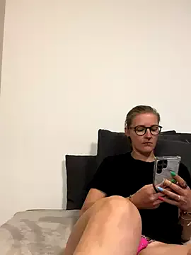 Offline LauraLuxxx on StripChat