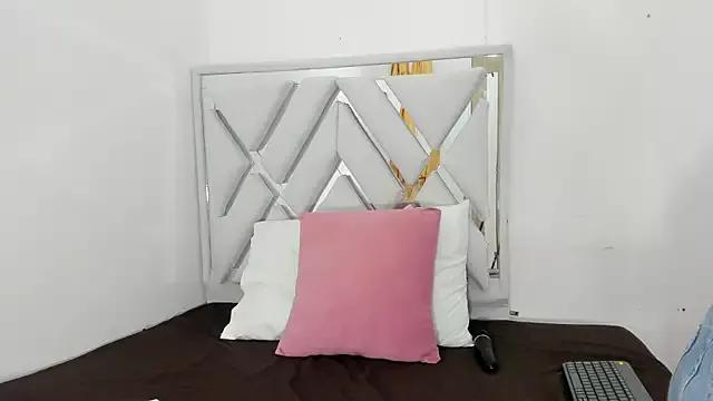 leslyylove from StripChat