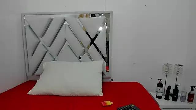 leslyylove from StripChat