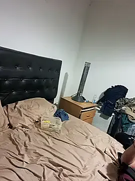 Offline liamlara on StripChat