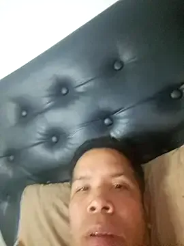 Offline liamlara on StripChat