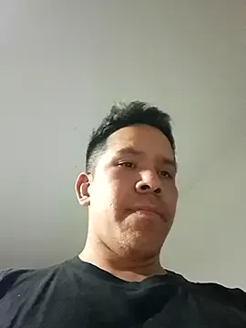 Offline liamlara on StripChat