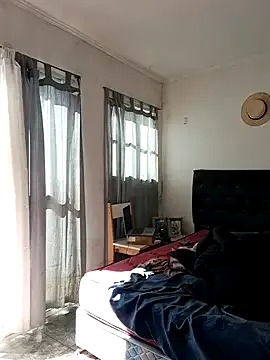 Offline liamlara on StripChat