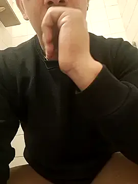 Offline liamlara on StripChat