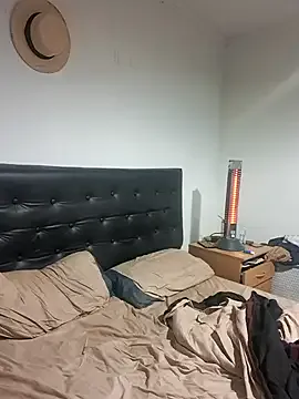 Offline liamlara on StripChat