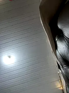 Offline luara1988 on StripChat