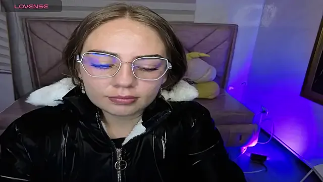 Luna_Star_v on StripChat