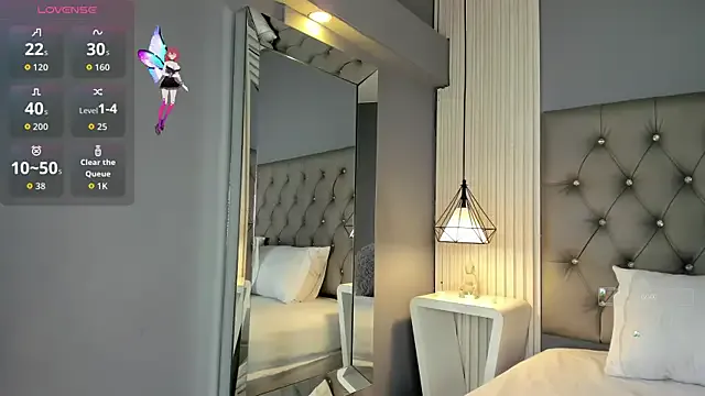 LunaBloomn on StripChat