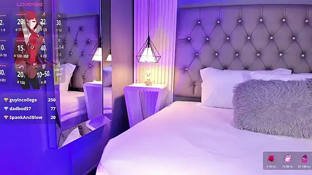 LunaBloomn on StripChat