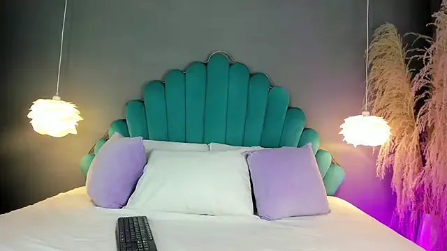 LunaBloomn on StripChat