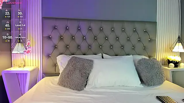 LunaBloomn on StripChat