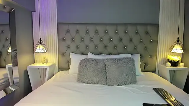 LunaBloomn on StripChat