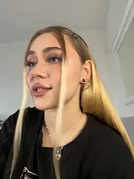 Offline LunaMillie on StripChat