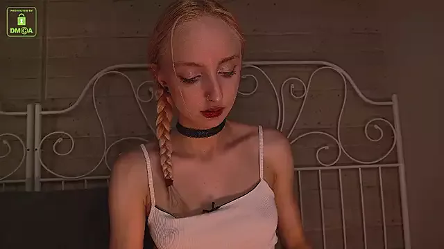 Offline maya_snow on StripChat