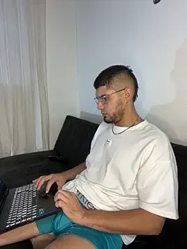 Offline mirallesandbig on StripChat