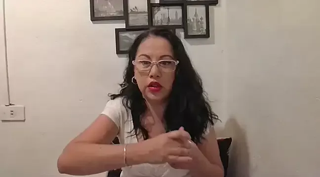 MirandaLatinaLovely on StripChat