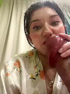 MooonReal from StripChat is Freechat