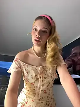 Offline NicoleCut on StripChat