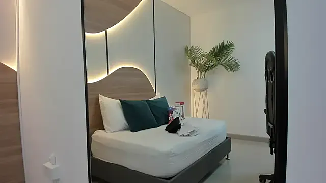 Offline norah_777 on StripChat