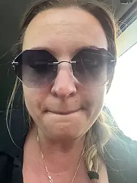 Offline OlgaBuzzz on StripChat