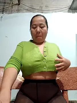 Offline Queen-18200 on StripChat