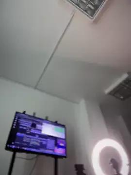 riri_brunnete from StripChat