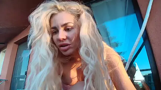 Offline Roshana16 on StripChat