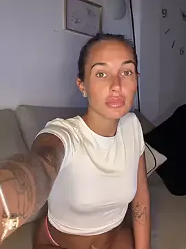 Offline Rosieredxox on StripChat