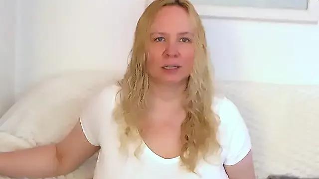 Sarah4you from StripChat