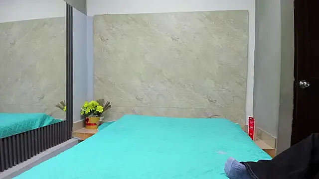 Sarahh-19 on StripChat