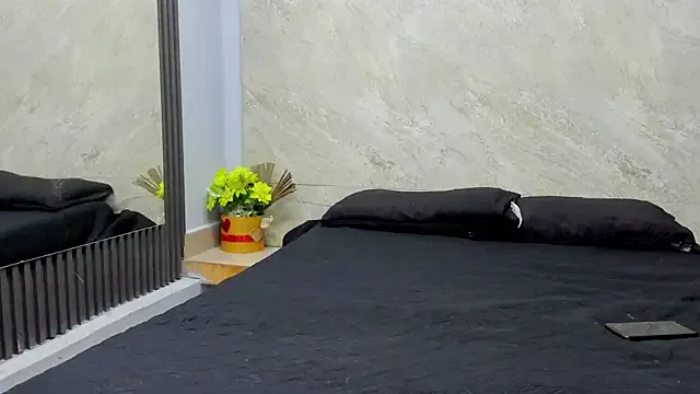 Sarahh-19 on StripChat