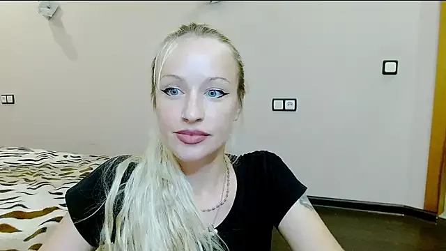 Offline SatinQueen90 on StripChat